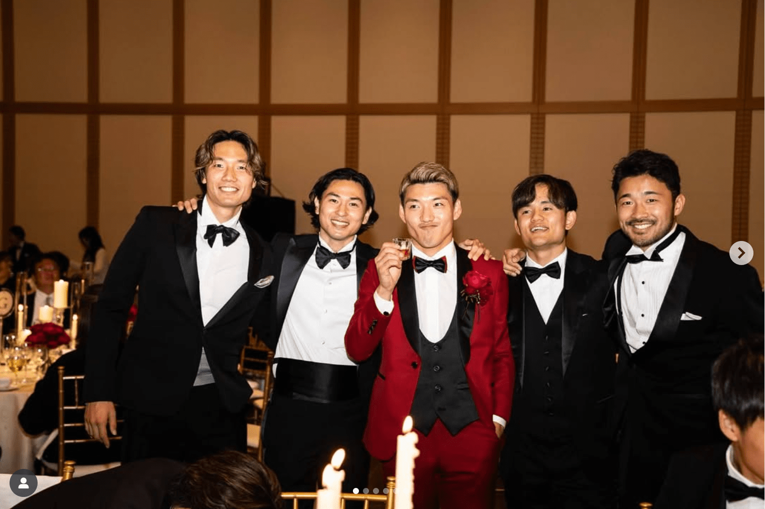 【蝶ネクタイが話題】堂安律、結婚式でのフォーマルSHOTが“赤スーツ”で爆イケすぎる「KING感ハンパない！」