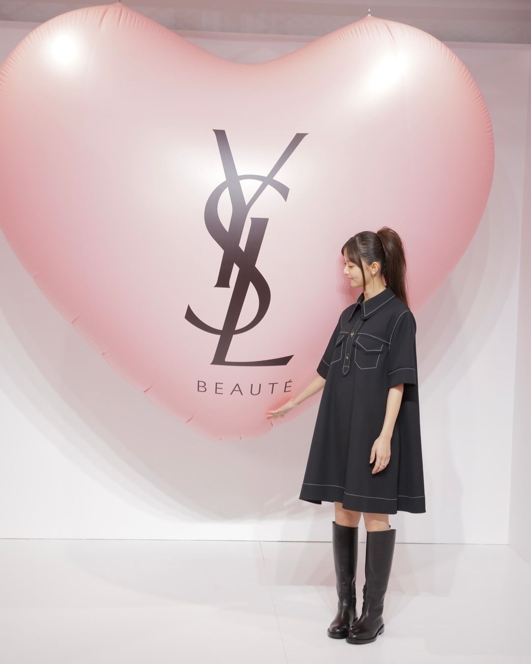 「わくわくしました！」齋藤飛鳥がYSL ラブシャインのポップアップイベントに参加