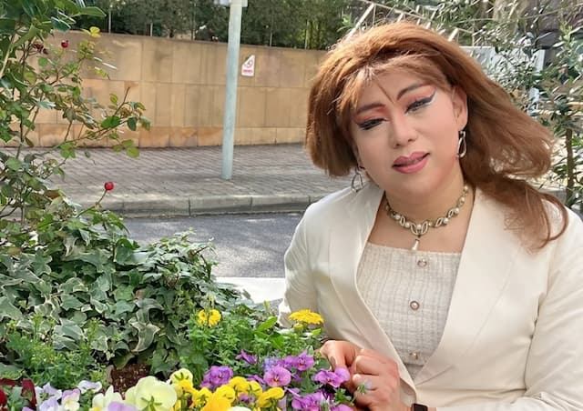 肉乃小路ニクヨ、春の恵比寿に映える装いで「おしゃれすぎてイライラ」！？