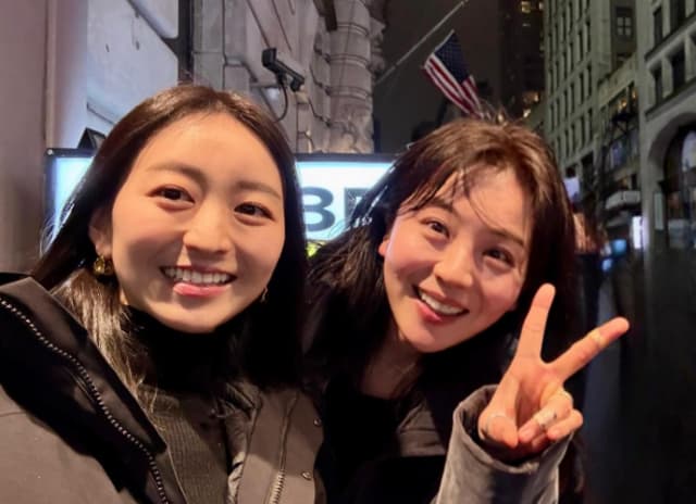 「とても眩しかったです」片渕茜がNYで大橋未歩とパシャリ