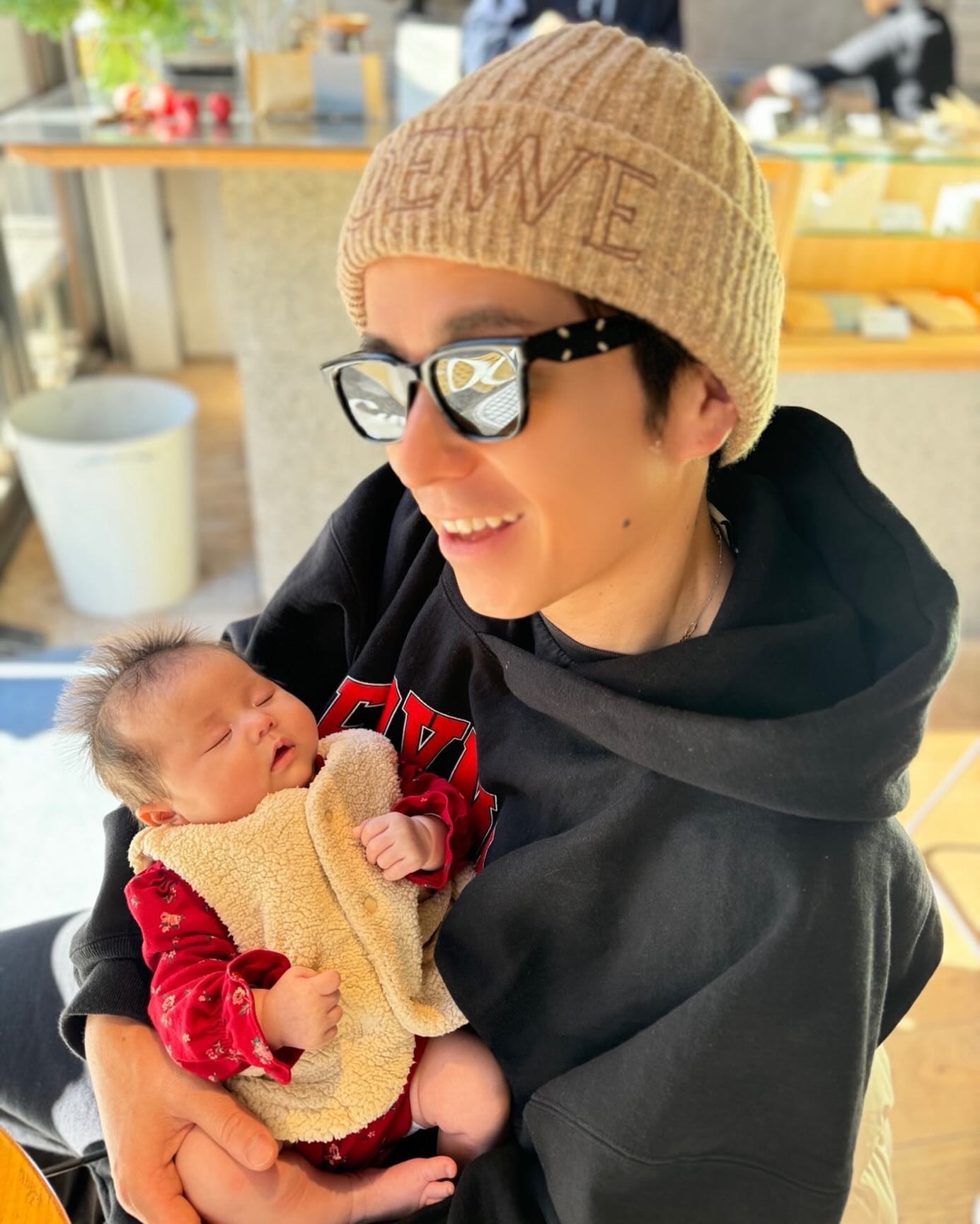 藤森慎吾、愛娘と初のお散歩姿が話題に「お父さんの顔してる」「めっちゃ可愛い」の声