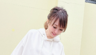 「春色コーデにキュン♡」渡辺美奈代、愛犬とのオフショットに癒しの声続々！