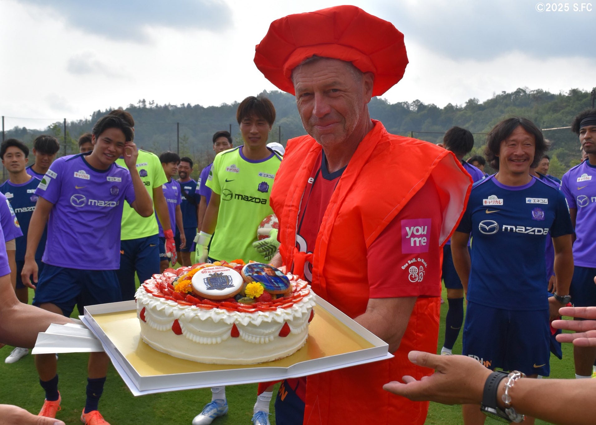 サンフレッチェ広島・スキッベ監督が60歳に　特製「60ユニ」＆赤いちゃんちゃんこで還暦を祝福