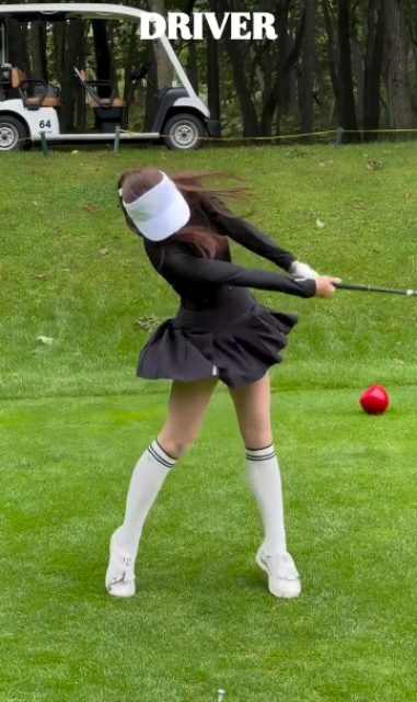 渾身スイングでミニスカふわり！美女ゴルフタレント 瀬戸晴加、美脚全開ナイスショットムービーにファン歓喜！