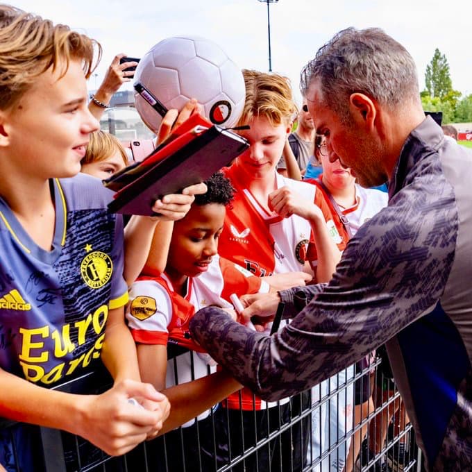 ファン・ペルシー、練習場でサポーターと交流「素晴らしい雰囲気」と感謝