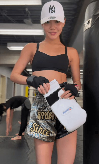 「ゴージャスガール！」ムエタイ美女、サンドバッグに”迫力満点・ミドルキック連打”をお見舞い！ファン圧倒される