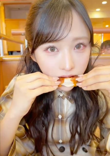 「辛味チキン独り占め」AKB48・小栗有以がチキンを頬張る