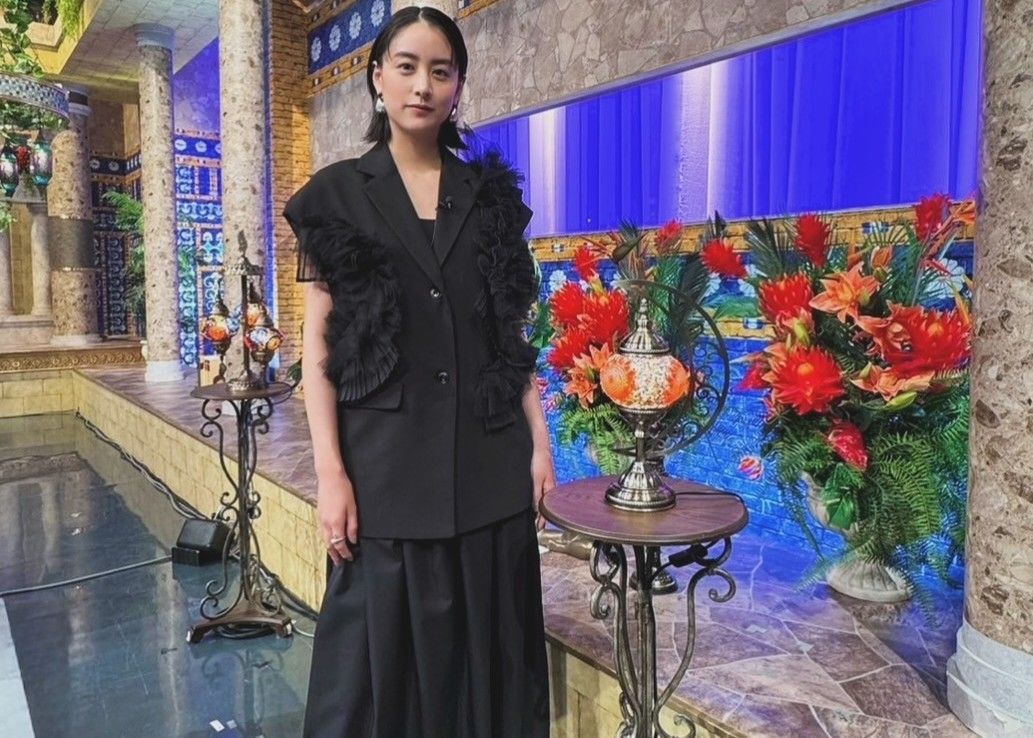 山本美月が番組出演時のオフショットを公開！「美しいです」「スタイルよすぎ」とファン大興奮