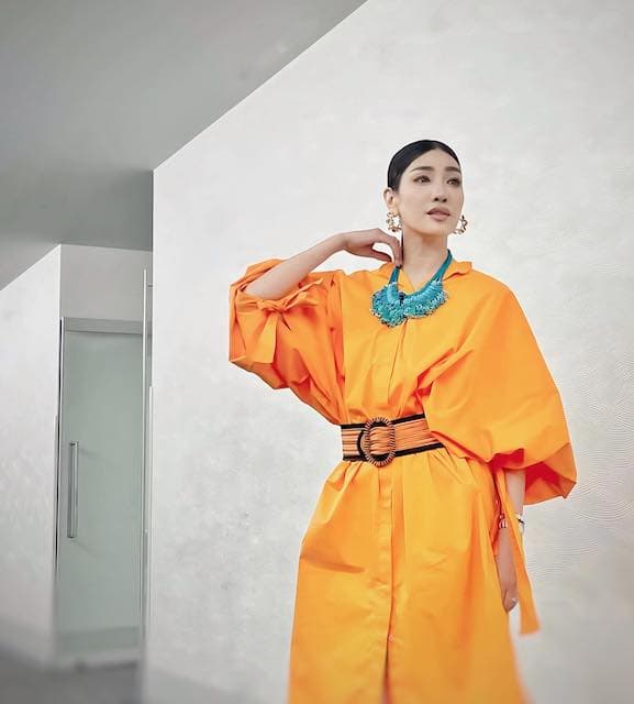 アンミカ 目から元気が出る色合わせの衣装が話題に👀🧡💙💜