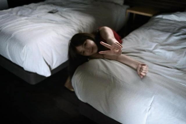 元乃木坂46・与田祐希、ベッドで微笑むオフショット公開！