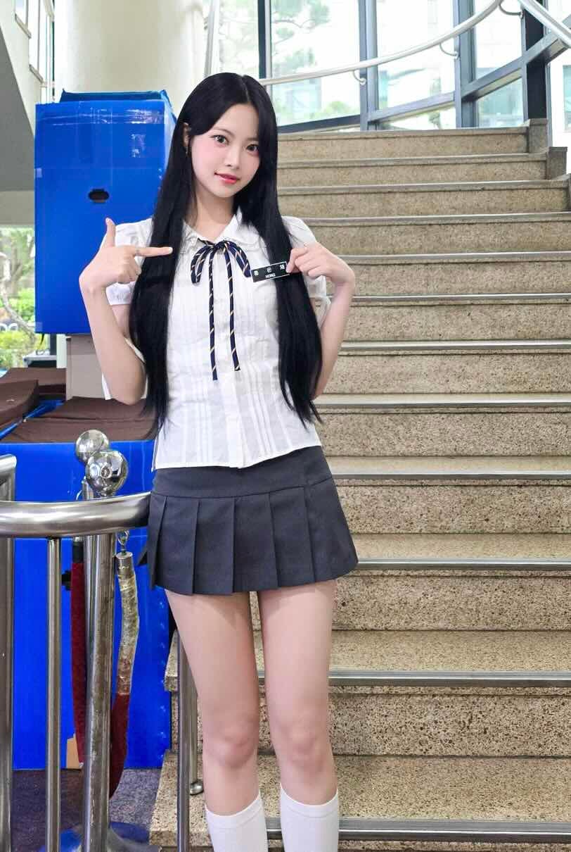 LE SSERAFIM ウンチェが可愛すぎる制服ショットを披露！