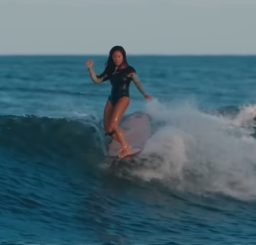 「美しすぎる波乗り」田岡なつみ、自宅近くで魅せたサマーライドが話題に！