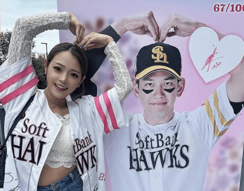 野球美女子、ピンクフルデーで魅せた”乙女ショット”を公開！ホークスファン歓喜「お写真ありがとうございます」