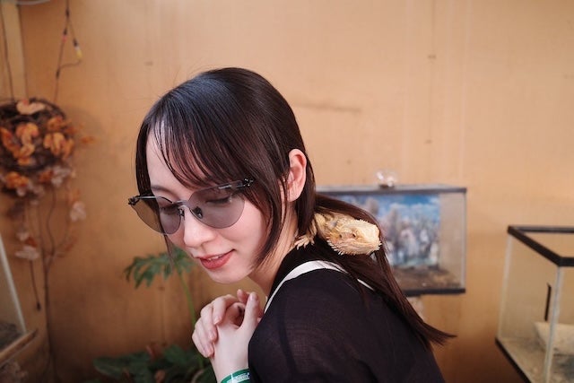 吉岡里帆の肩には、、、？「うわっ、肩にのってる」との声も