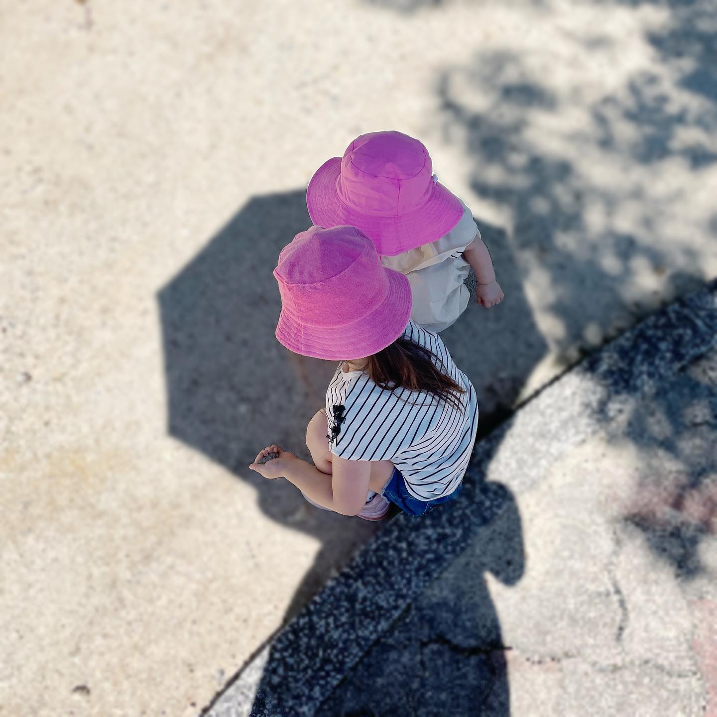 丸高愛実さんが娘たちと公園へお出かけ☀️姉妹お揃いコーデがかわいすぎると話題に💕