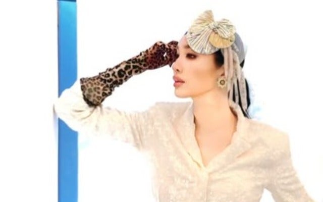 アンミカが巳年にちなみ、白蛇をイメージした白の総スパンコールでトークィーンズに出演！