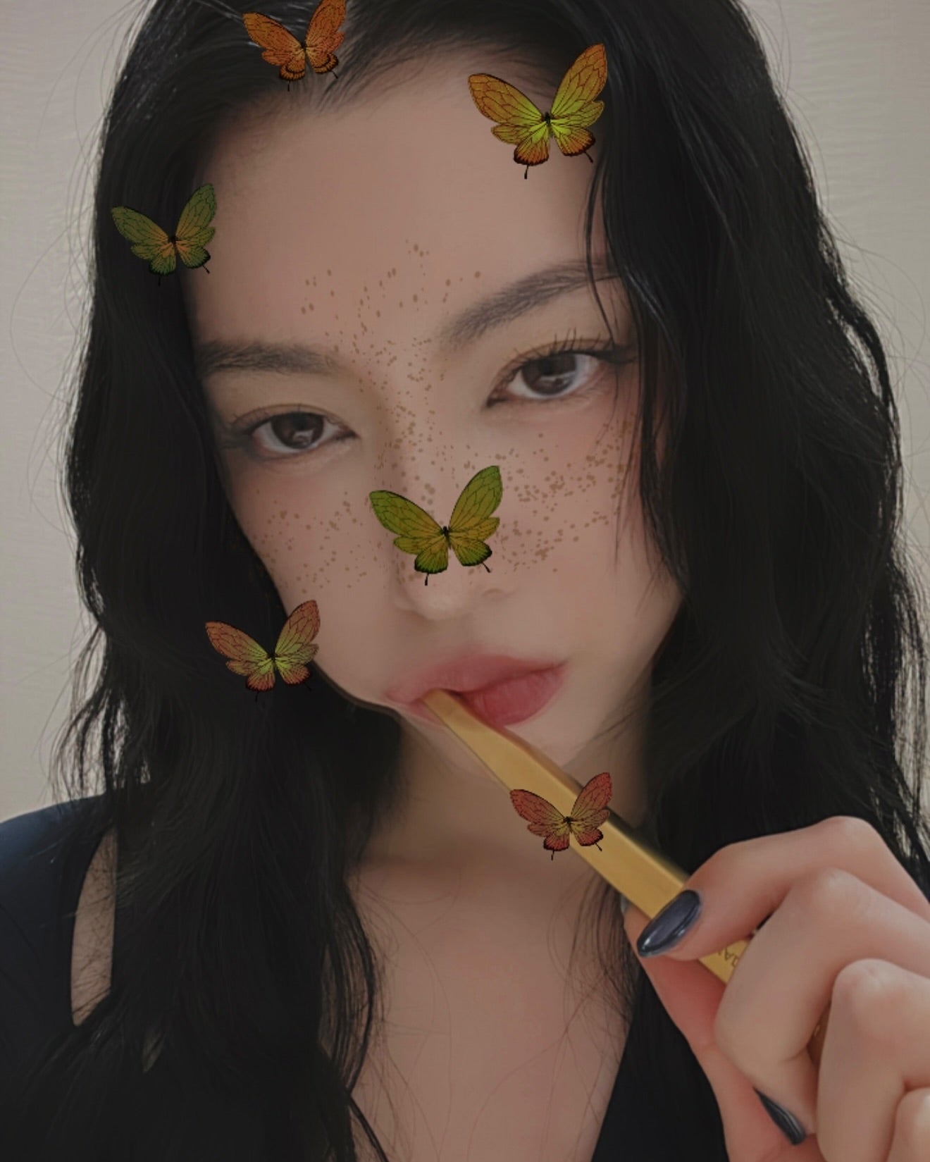 冬でも圧巻の「くびれ」で魅了する28歳ファッションモデルが話題に