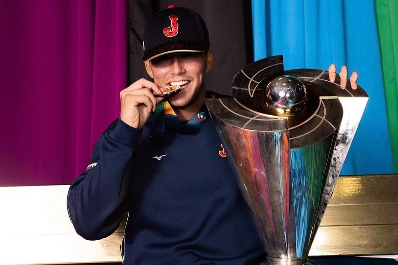 侍ヌートバー⚾️ 優勝トロフィーとツーショット!!