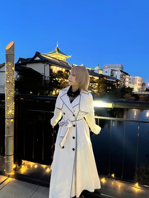 「オシャレでカッコいい・・・!!」女性声優が静岡の温泉地で夜景をバックに美麗ショットを公開