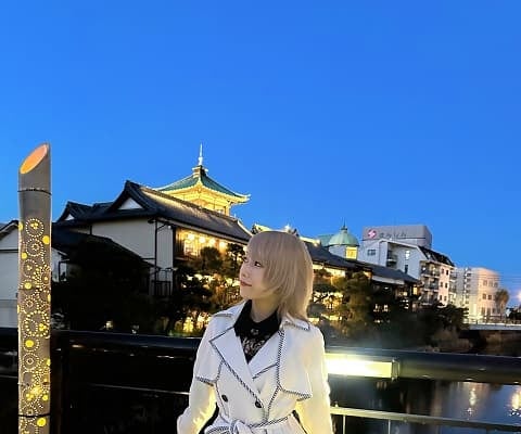 「オシャレでカッコいい・・・!!」女性声優が静岡の温泉地で夜景をバックに美麗ショットを公開