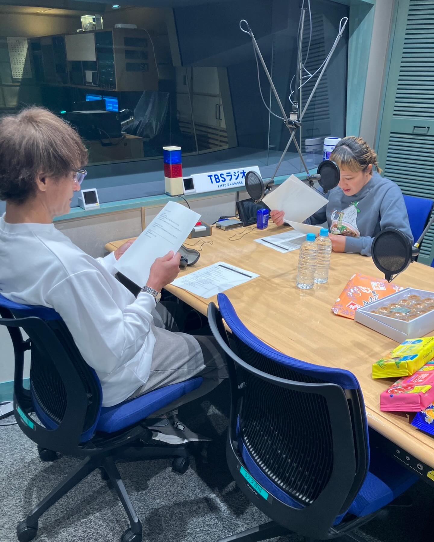 丸山桂里奈が夫婦ラジオのオフショットを公開⚽️🎤「みなさん耳だけ貸してください😳😃」