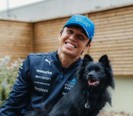 F1 アルボンと愛猫フィズが再登場「最強のデュオ」ファン癒やされるショット公開