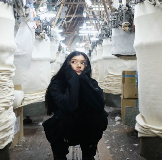 ローラが吊り編み機でスウェットやTシャツ作りに挑戦！