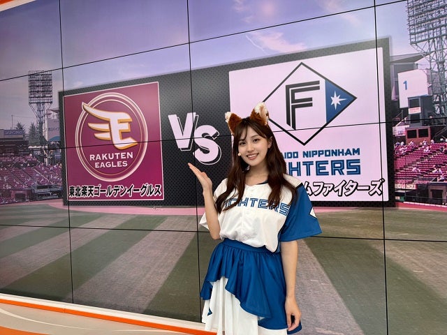 人気グラドル・花咲楓香がファイターズ戦の中継に出演！きつね耳&ユニのキュートな姿を披露