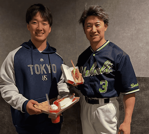 西川遥輝が日ハムOBが営むキッチンカーへ　元教え子の吉村貢司郎も笑顔で来店