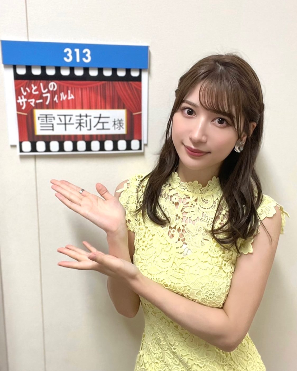 雪平莉左さんが爽やかなイエローワンピース姿披露「顔立ち整ってる」「お姉さん」の声