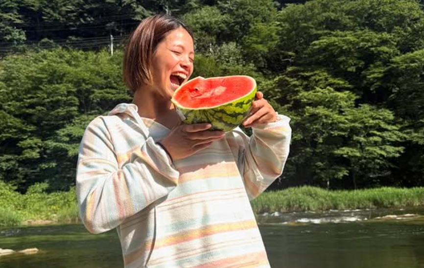 涼しげな川辺で夏を満喫…柔道金メダリスト・阿部詩が見せる自然との調和