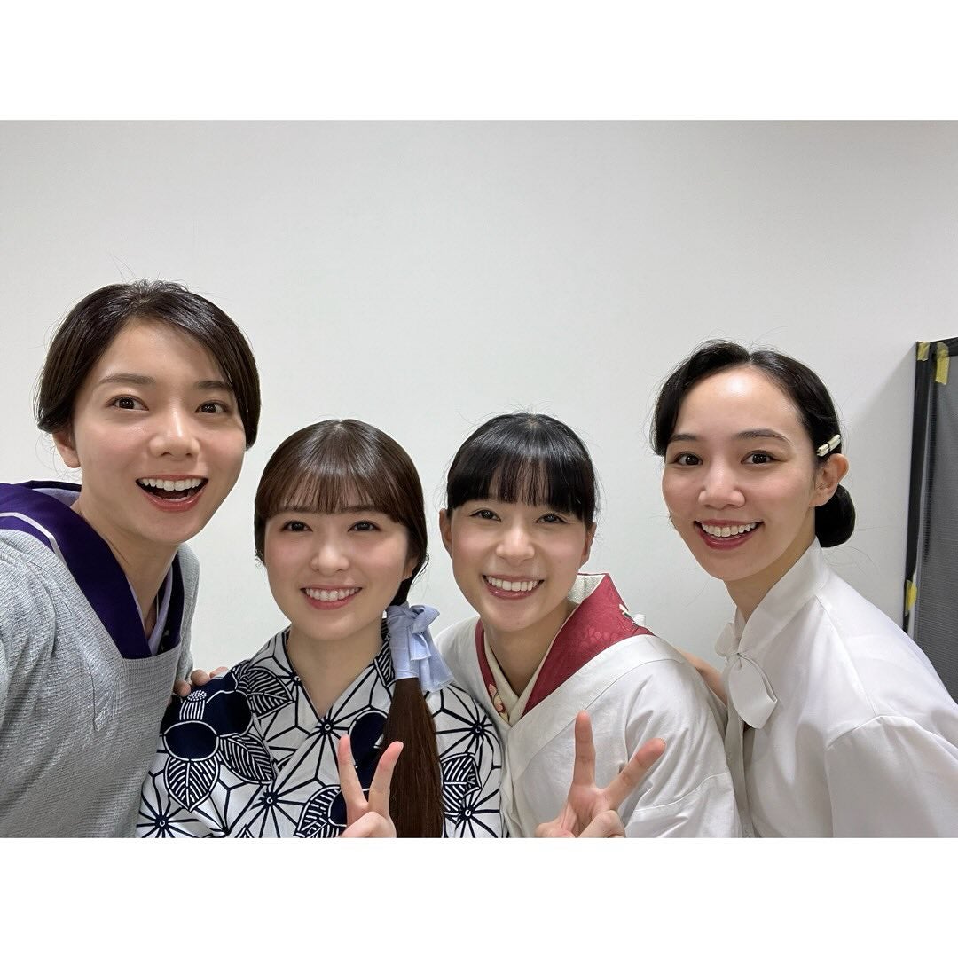 芳根京子、4姉妹ショットを披露！共演者との仲良しオフショットが話題に
