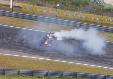 轟音と白煙が蘇る！レッドブルが見せた“伝説のドーナツ走行”にファン歓喜