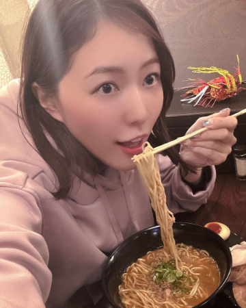 松井珠理奈、「一人ラーメン🍜」満喫投稿にファン歓喜！「ネギトロ丼付きは最強セット！」