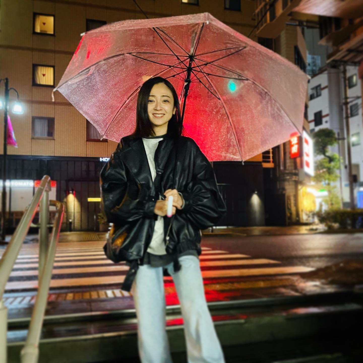 「信号待ちしてても可愛いです♪」安達祐実✨雨の日ショット公開☔️
