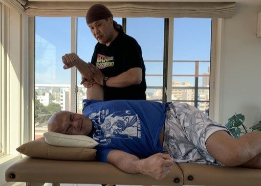 秋山準が月一恒例のストレッチを受け「バッチリスッキリ！」充実の時間