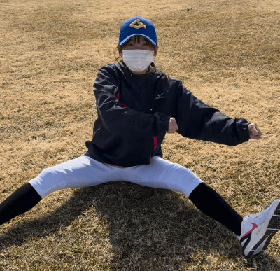 「かたいです」ソフトボール美女子、”情熱のストレッチムービー”を公開！意外な結果にファン仰天＆エール続々「背中おしてあげたい」