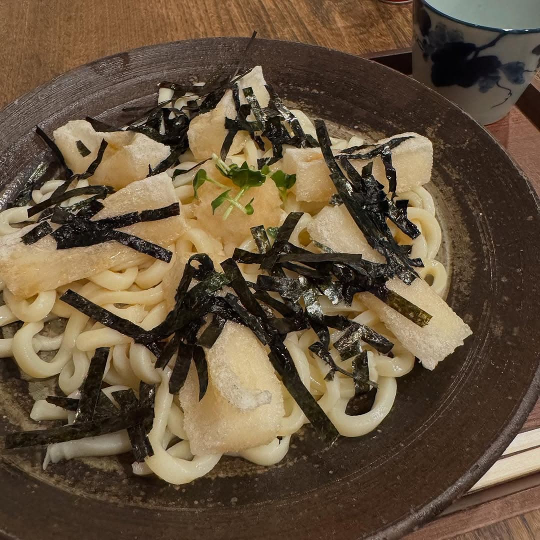 「暑すぎてコレしか無理！」尾木ママが紹介した揚げもち入り冷やしうどんが“罪の味”と話題