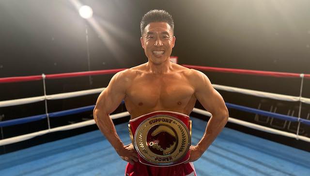 なかやまきんに君が優勝！？チャンピオンベルトを腰に巻き、決めポーズ