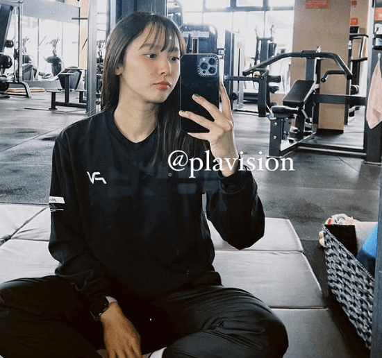 「可愛い！」美女ハンドボーラー、レアな”ジム内のトレーニングウェア姿”を披露！キュートな自撮りにファン拍手喝采「WOW」