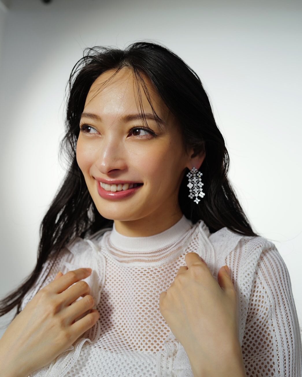 34歳人気女優、顔面ドアップの美貌ショットにファン「朝からハッピ〜です」の声