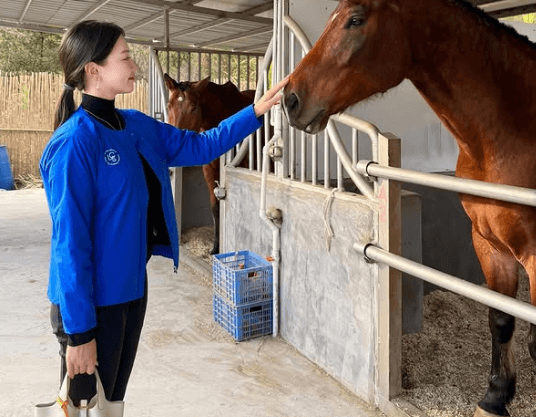 話題の美女ゴルファー、馬との以心伝心ショットにファン「素敵です」