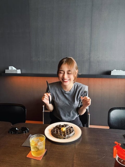 内田理央、「3時のおやつ」に喜ぶ姿を公開！