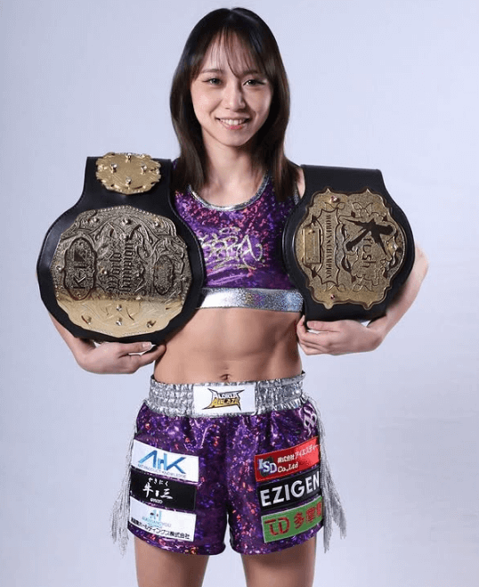 「バリ美人！」美女キックボクサー、ファンが大絶賛するWベルトの”永久保存版ショット”に反響！