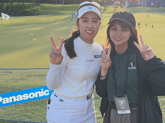 ゴルフ美女子、憧れの女子プロゴルファーのサインボールをもらい感激！2ショットも披露