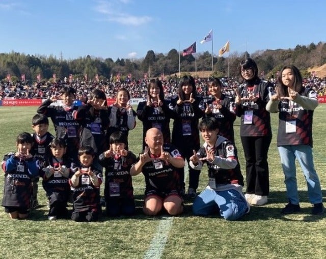 安田大サーカスのクロちゃんが三重のラグビー場でCMを考えてくれたみんなとパチリッ！