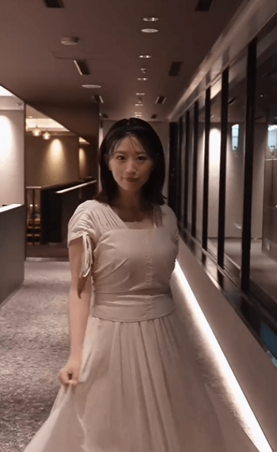 「どこのお嬢様かと思った」元NMB48 上西怜、可愛すぎる清楚ワンピドレス姿でスカートひらり！