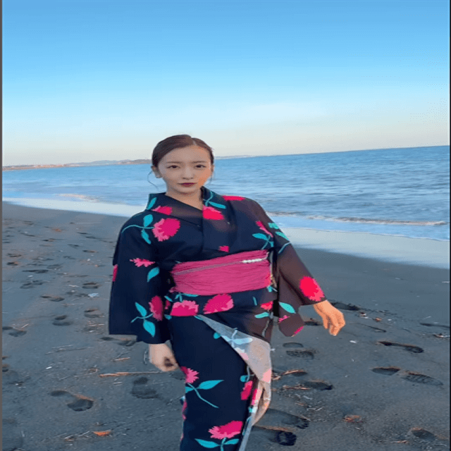 板野友美が浴衣姿で海と花火を楽しむ姿にファンもメロメロ