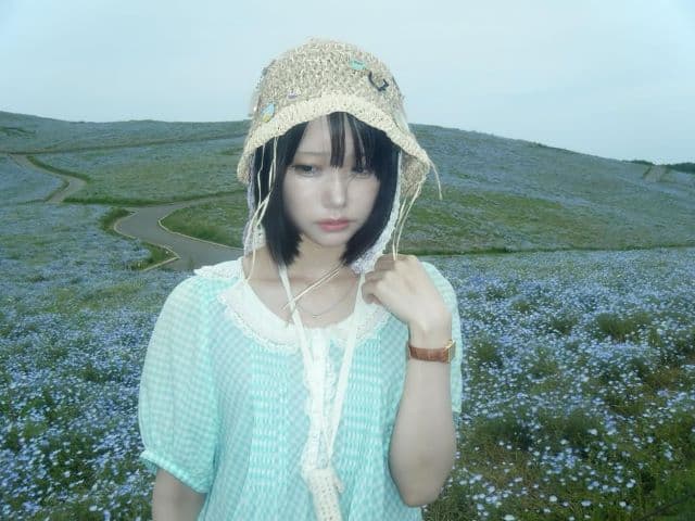 「儚いあのちゃん大好き」あのちゃん、お花畑でのエモいショットにファンから反響！