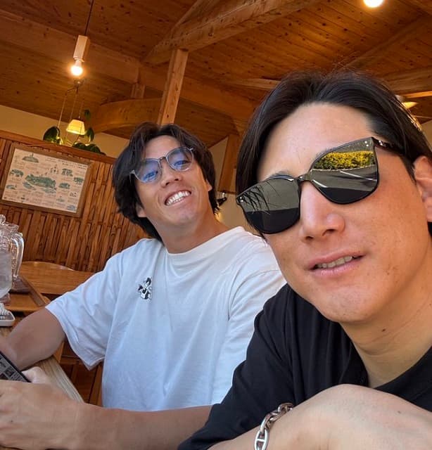 ”シゲコバ”コンビにファン歓喜！巨人 重信がグラサン小林とのツーショットを投稿